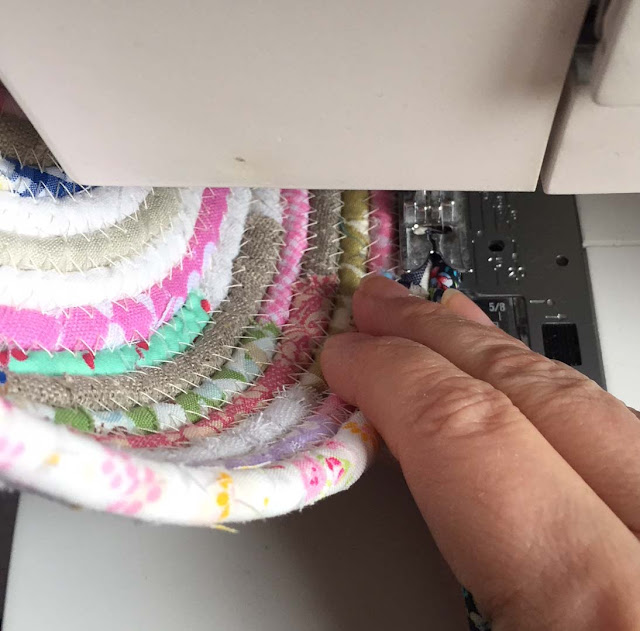 Roxy Creations: Easy rope basket tutorial