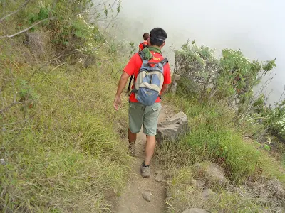 Para pendaki harus lincah menuruni lereng kawah ke danau Segara Anak, kemiringan kawah dari 20 derajat hingga 70 derajat, Gunung Rinjani