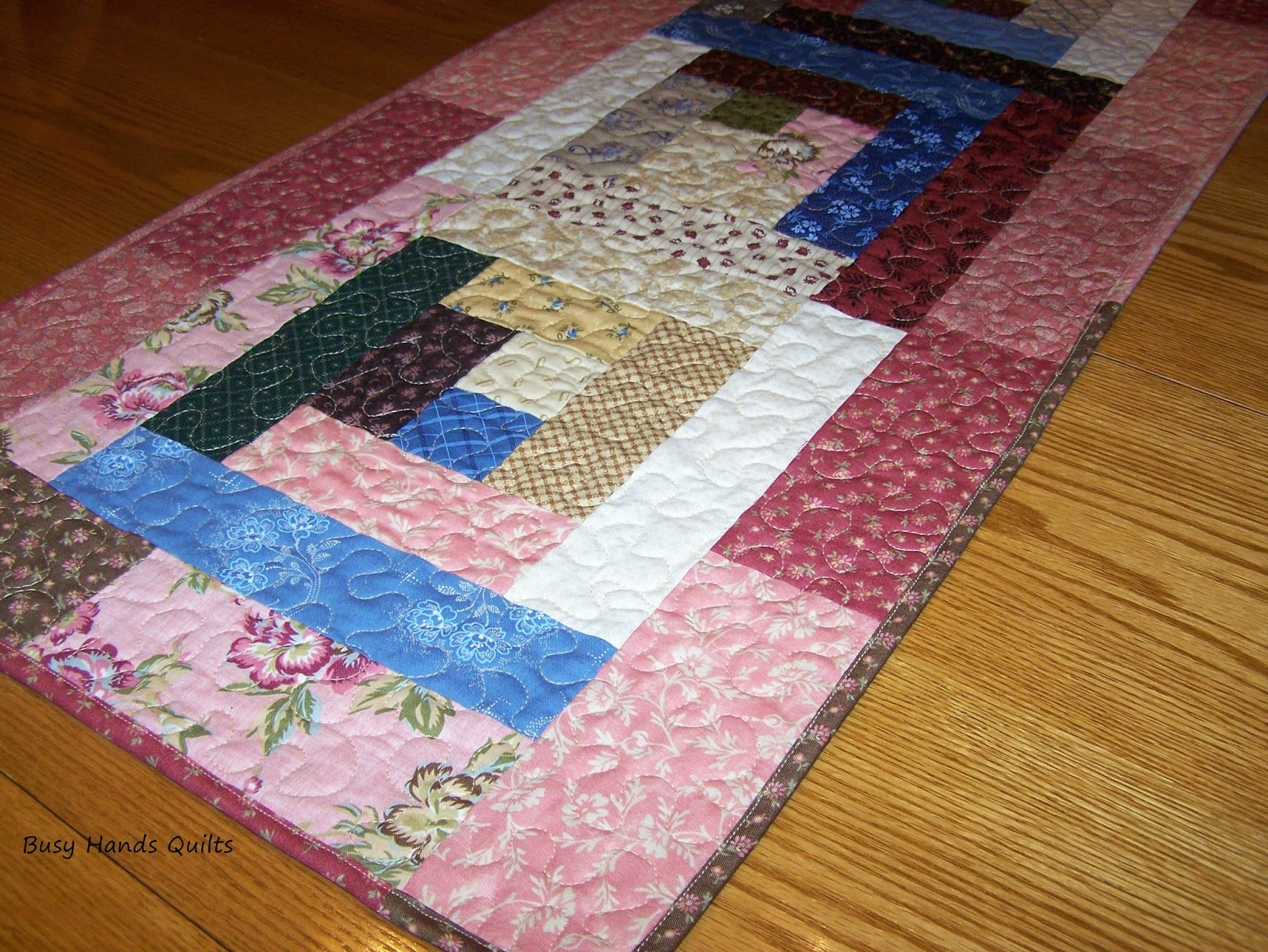 Busy Hands Quilts: Thimbleberries Log Cabin Table Runner in Mauve