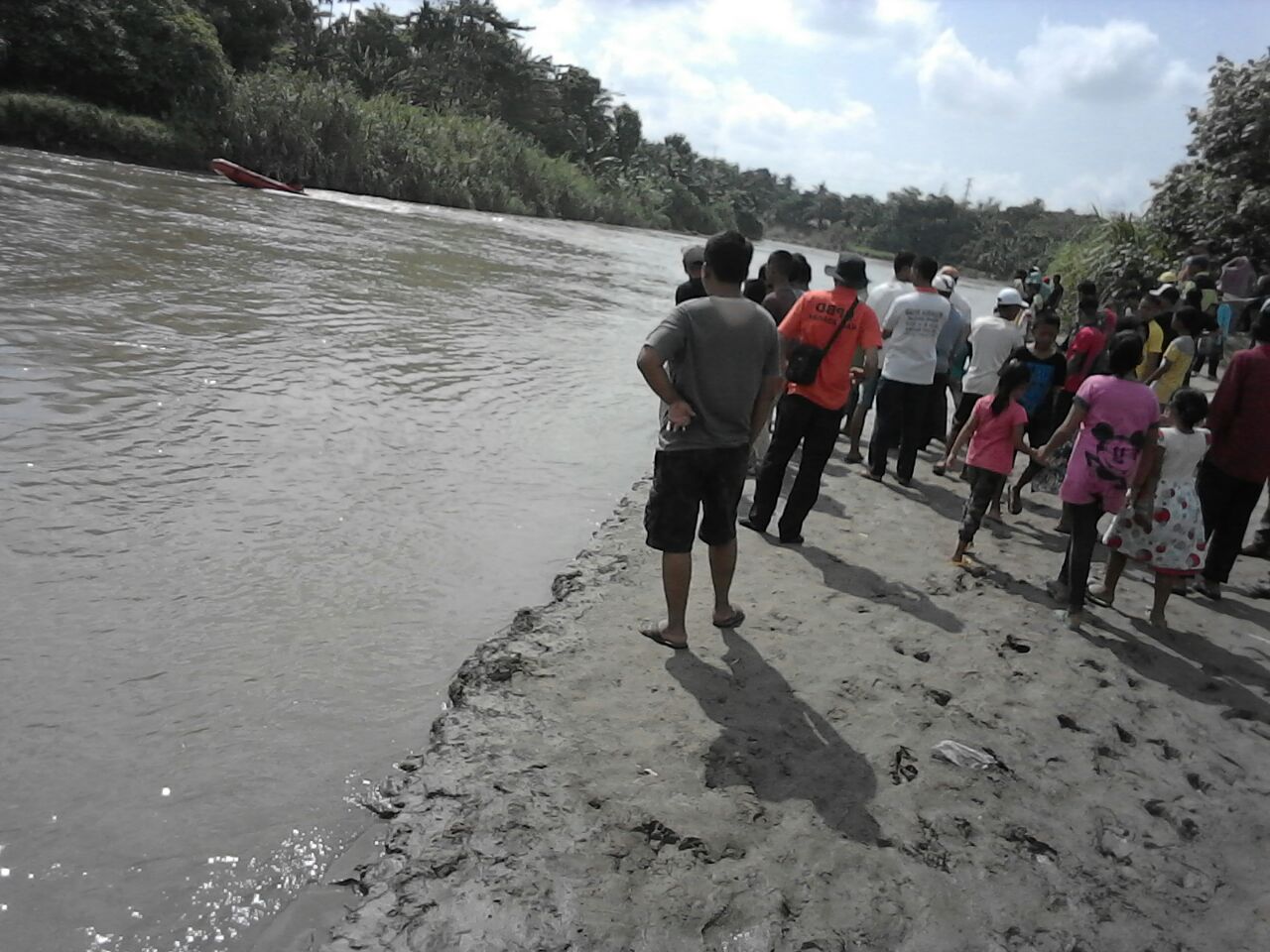 Petugas BPBD Asahan bersama sejumlah warga ikut mencari bocah yang tenggelam di Sungai Silau. Petugas BPBD Asahan bersama sejumlah warga ikut mencari bocah yang tenggelam di Sungai Silau.