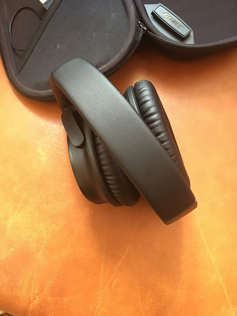 Best Headphones for Traveling Digital Nomads? Bose QC35 vs. Sony ...