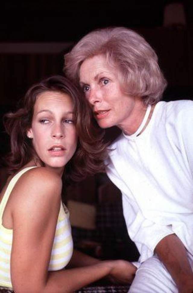 Beautiful Photos of Jamie Lee Curtis With Her Mother Leigh in the Late 1970s Vintage
