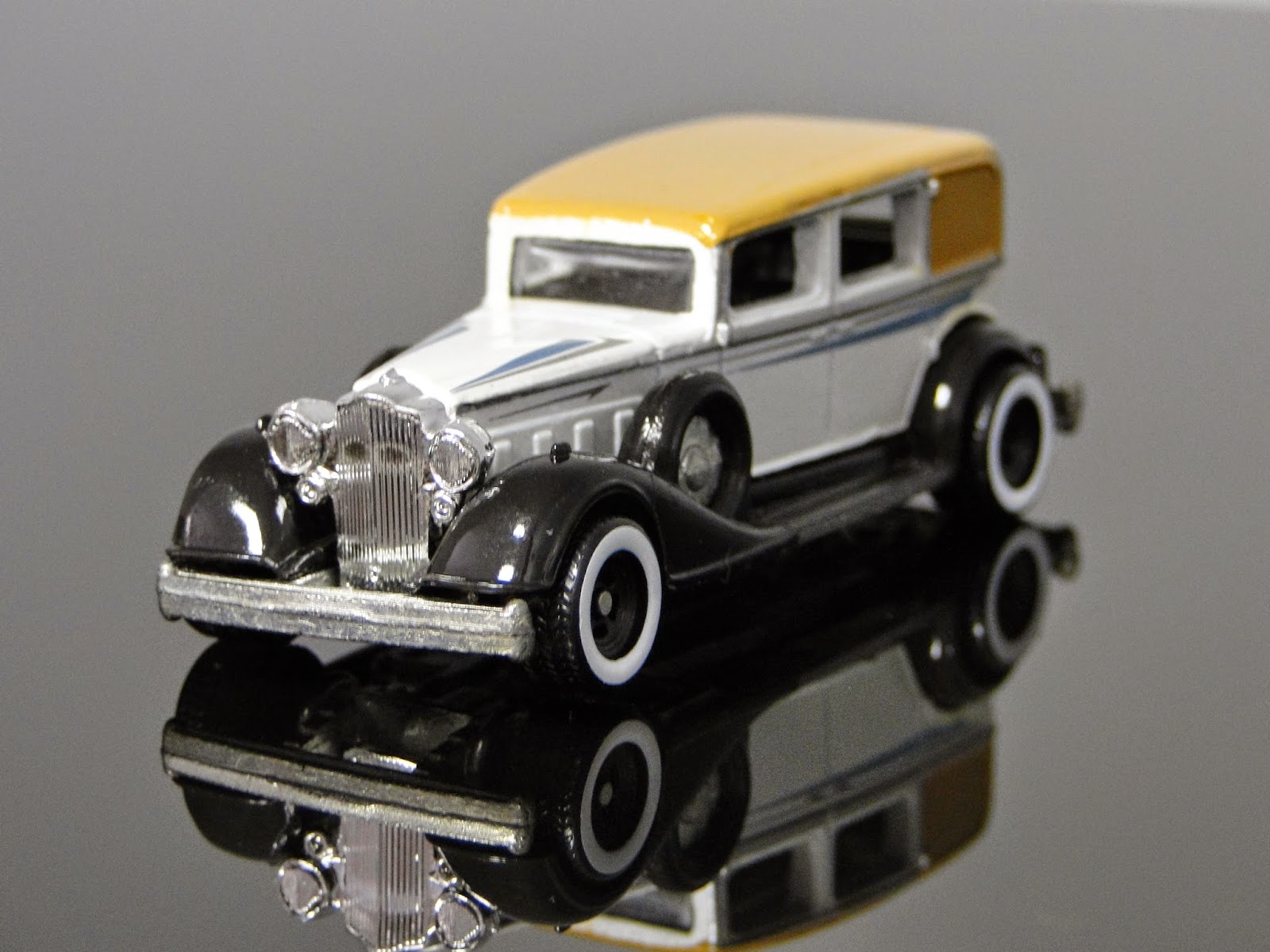 Hotwheels Day Classic Packard Hot Wheels Larry's Garage Set (Toys 'R