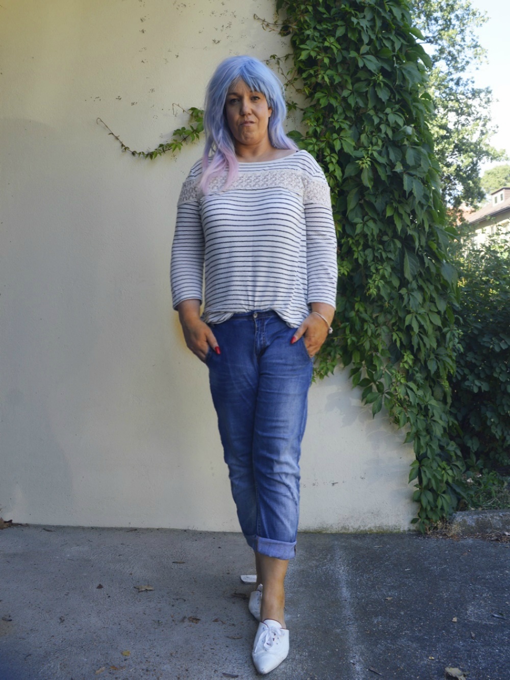 Striped Shirt with lace -  Summer Outfit with Baggy Boyfriend Jeans, striped shirt with lace  and white Leather mules,  posted by Annie K, Fashion and Lifestyle Blogger, Founder, CEO and writer of ANNIES BEAUTY HOUSE - a german fashion and beauty blog