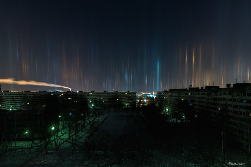Incredibili colonne di luce nel cielo di San Pietroburgo in Russia FOTO.