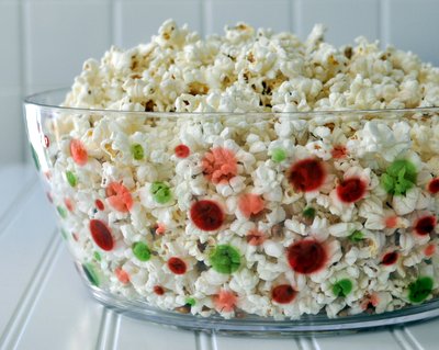 How to Cook Popcorn in a Microwave In a Paper Bag ♥ KitchenParade.com, like an airpop, no oil!