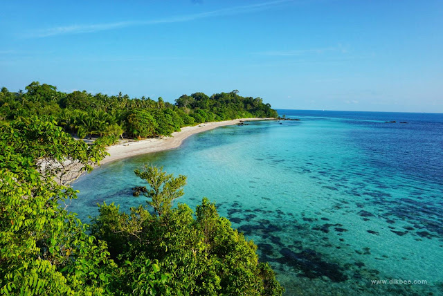Penat panjat bukit terus hilang bila lihat view cantik ni Menjelajah Tempat Menarik Di Pulau Lingga Indonesia