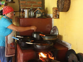 Dona Iraci e sua cozinha: fogão a lenha, leitão assado, feijão na panela de barro, farofa de milho,
