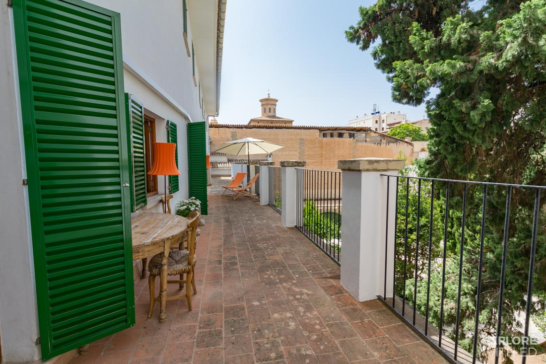 Outdoor terrace area in Casa Delmonte's triple room