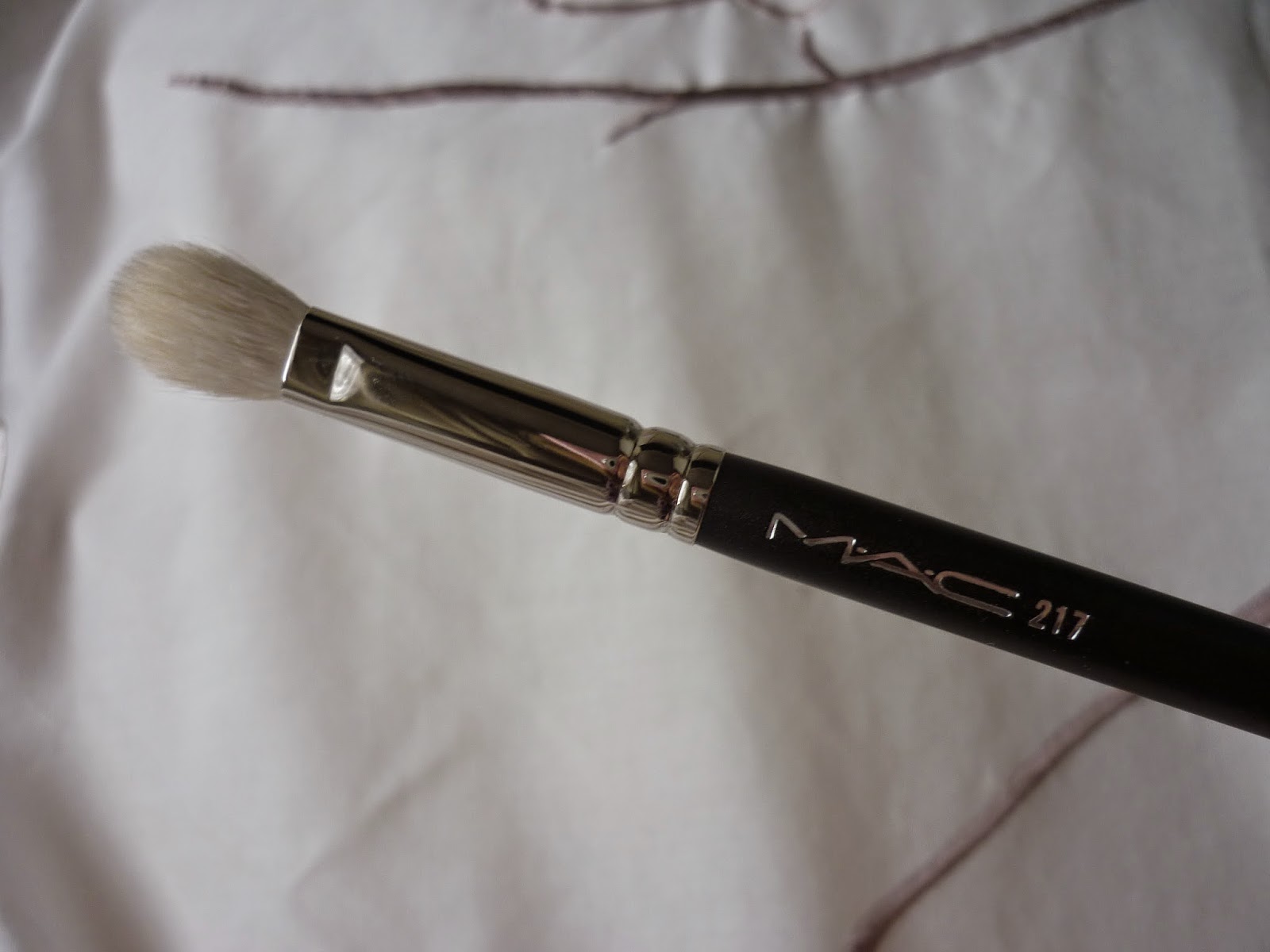 MAC 217 brush, eye shadow brush