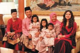Gambar Najwa Mahiaddin Bersama Keluarga