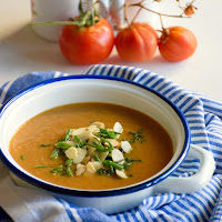Sopa de beringela e tomate assado com salicórnia e amêndoa torrada 