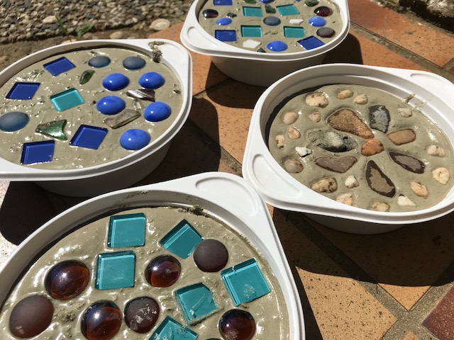 DIY Trittsteine aus Beton mit Mosaik für den Garten - Die Trittsteine trocknen