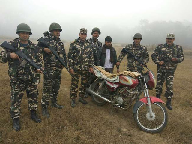 पुलिस ने जब्त की बाइक का सीट उठाया तो देखकर उड़े होश 1