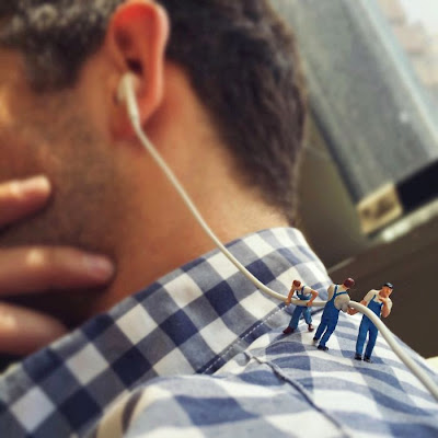 Foto divertida de escena del trabajo tomada con un iPhone con gente miniatura