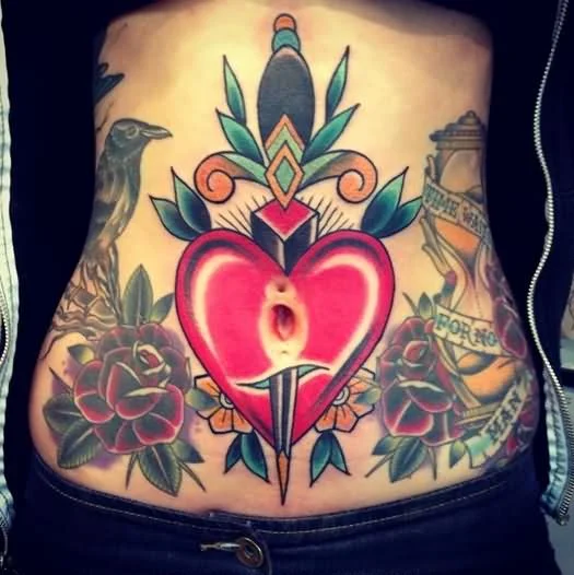 vemos a una mujer joven con tatuaje de cuchillo o tatuaje de daga