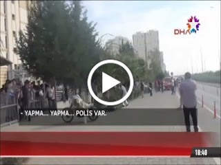 Elinde kılıçla birden ortaya çıktı sağa sola koştu polisi de peşinden koşturdu.