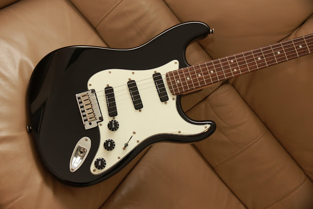 Squier Deluxe Hot Rails Strat Black