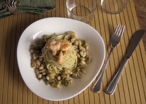 Linguine al pesto di finocchietto selvatico con gamberi e cannellini