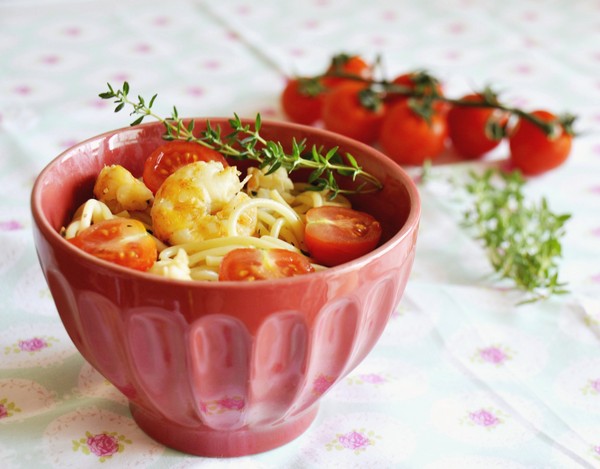 Aromatic spaghetti with shrimp and cherry tomatoes