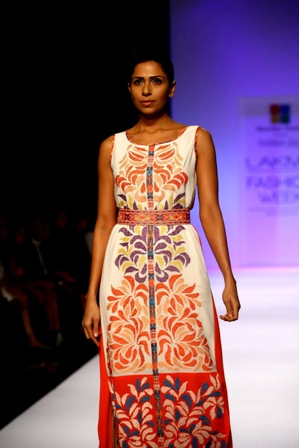 Long frocks | Pakistani Dresses | Mehndi Designs