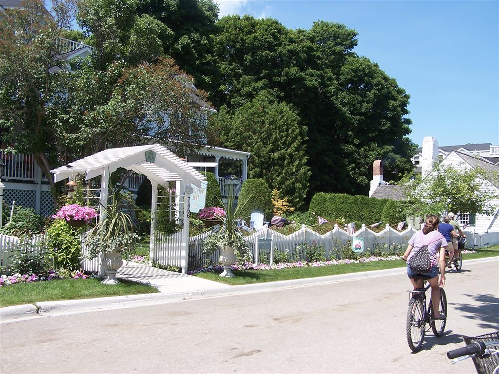 is anything open on mackinac island