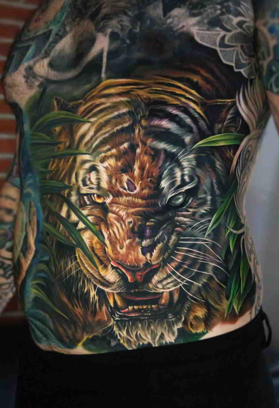 Espectacular tatuaje de un tigre en la espalda