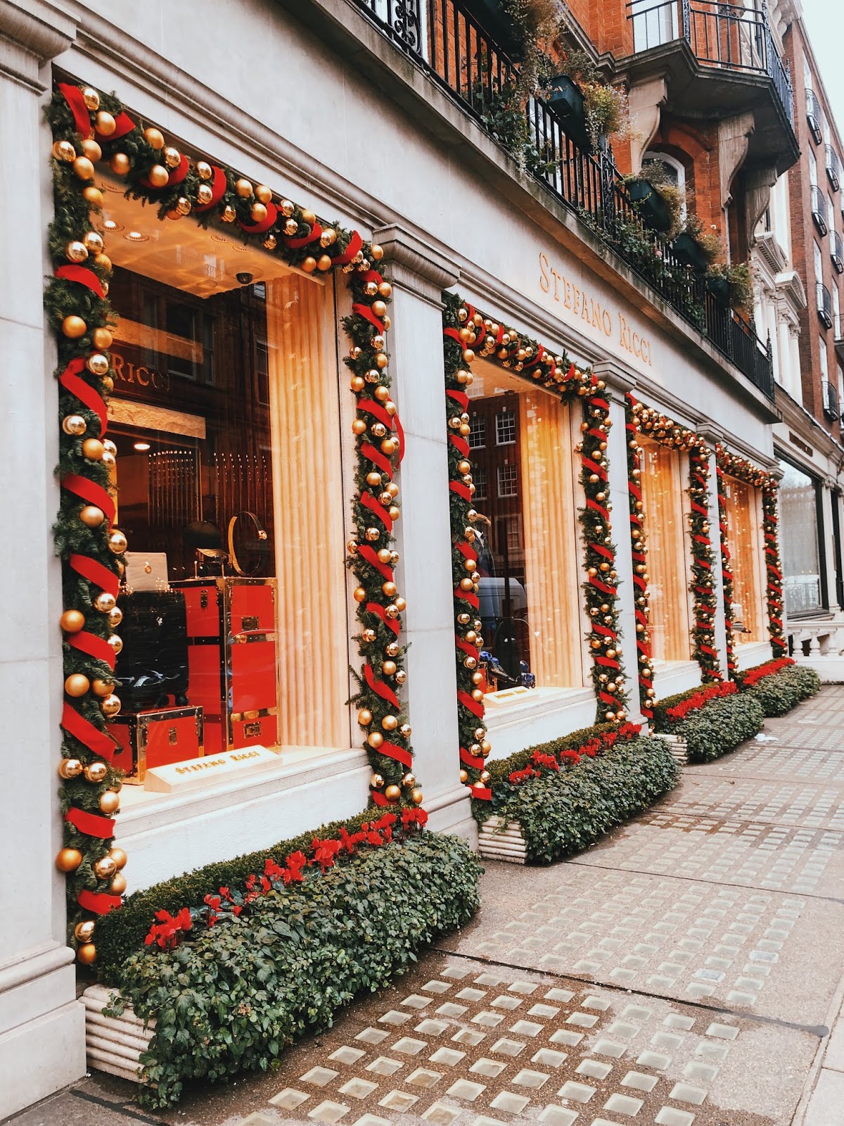 christmas in london, christmas decoration in london, christmas 2018, christmas decoration london 2018, indian blogger, london blogger, mayfair london, mayfair christmas decoration,