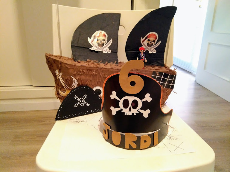 corona y barco pirata