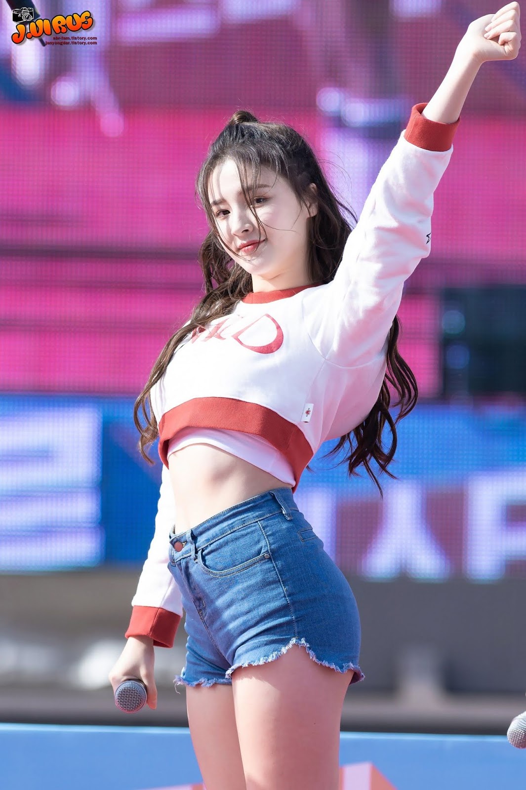 This is the most sexiest out fit of NANCY, MOMOLAND.