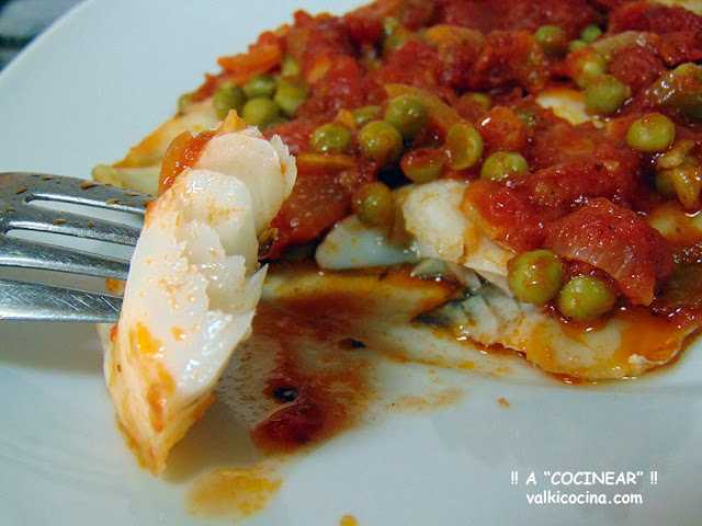 Filetes de merluza al horno con salsa de tomate casera