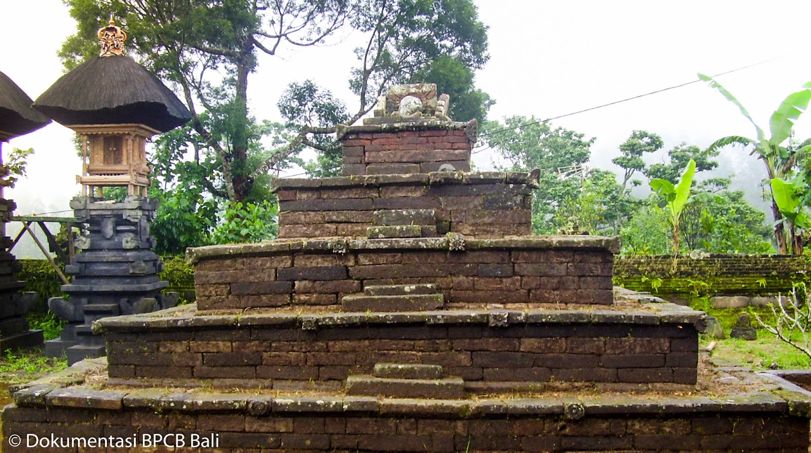 Punden Berundak Bangunan Zaman Megalitikum Mari Berbagi