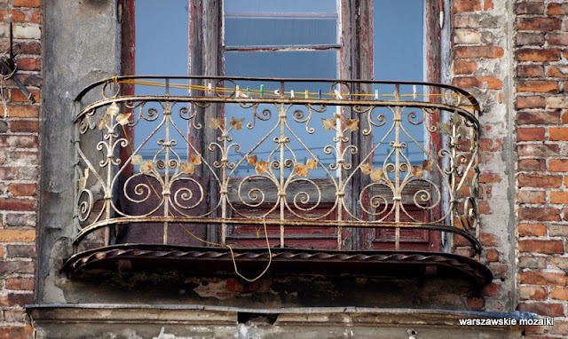 Warszawa kamienica Praga Północ zabytek cegła balkon