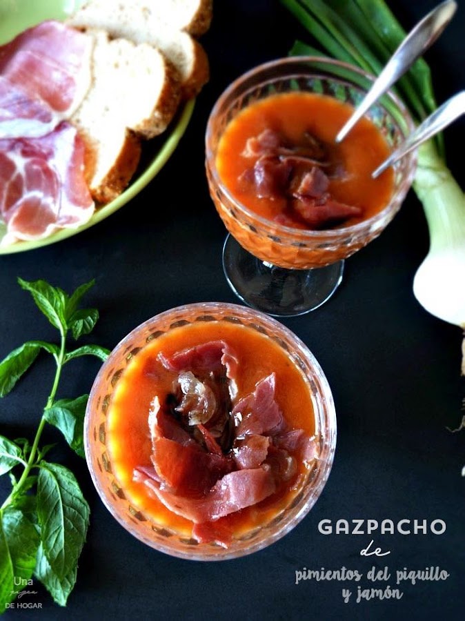 Gazpacho de pimientos del piquilo con jamón 