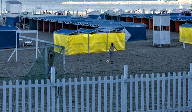 Fútbol en la arena Una pequeña cancha de fútbol de piso de arena y dos pibes jugando en la playa..