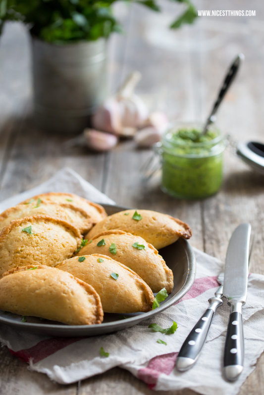 Empanadas Rezept vegetarisch mit Ziegenkäse, Balsamico Schalotten, Mangold Pesto #empanadas #vegetarisch #teigtaschen #ziegenkäse #mangold