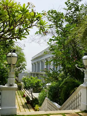 Falaknuma Palace Images: lush garden