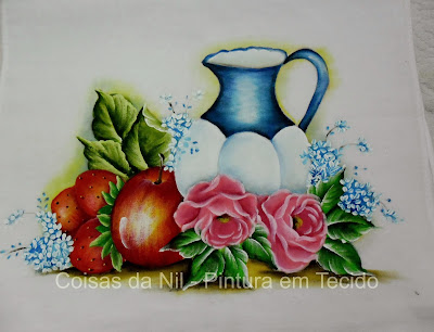 pintura tecido jarra com rosas, maça e morangos