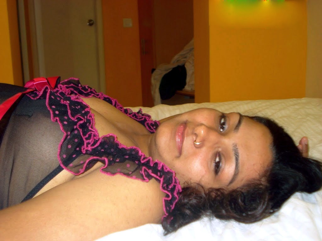 Desi Indian Cute Beautiful Girls In Bedroom Sexy Photos -4908