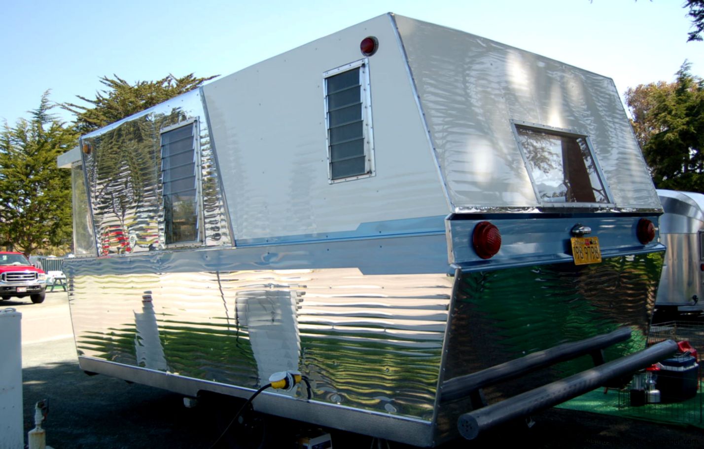 Vintage Holiday House Trailer Pictures and History from
