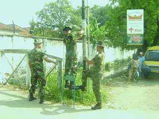 Berita Foto : TNI Kodim Kab.Tegal Bergotong-royong dalam kegiatan kebersihan lingkungan