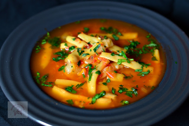 http://www.caietulcuretete.com/2016/07/ciorba-de-fasole-pastai.html
