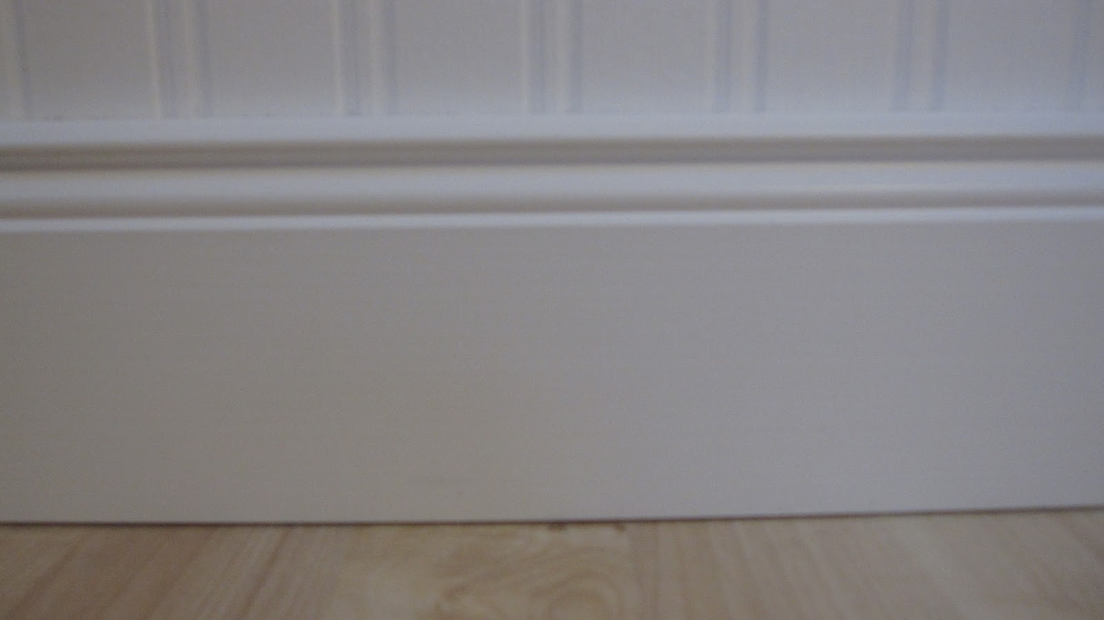 Kleines gelbes Haus: Beadboard Wandverkleidung