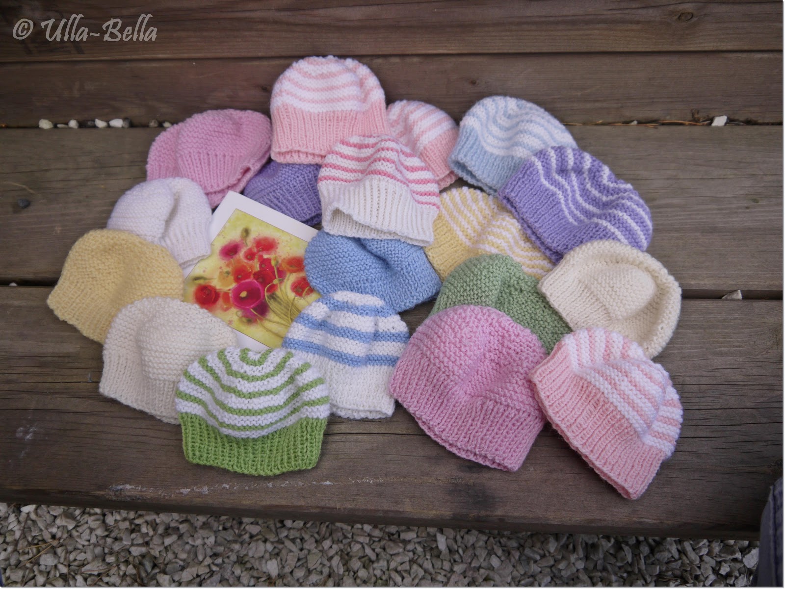 Baby I Gavepose Med Strikket Lue, Sokker Og Votter