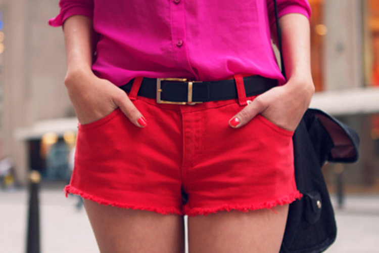 Начало shorts. Шорты женские красный. Розовые шорты женские. Красные джинсовые шорты. Красные джинсовые шорты женские.