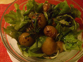 Salata calda cu cartofi noi , rozmarin si usturoi verde