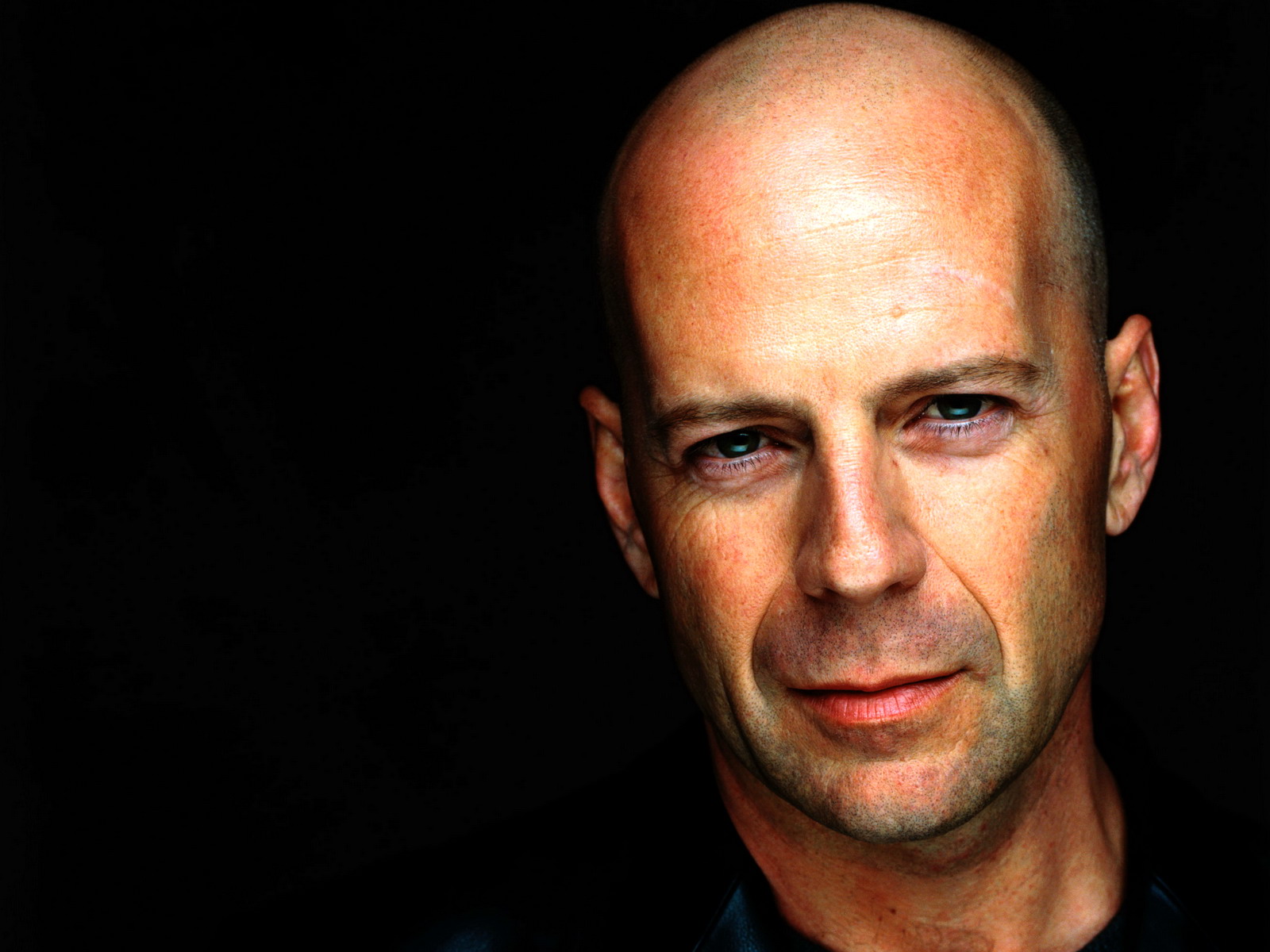 http://3.bp.blogspot.com/-JXGUD2RuGE4/T0eqGlJ_I6I/AAAAAAAACm0/_HZn4Cw2daY/s1600/bruce-willis-wallpaper-03.jpg