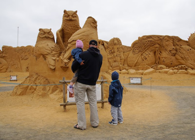 Familien-Abenteuer und Attraktionen rund um Søndervig erleben: Das KidsVIP Programm von Westerland.dk. Das Sandskulpturfestival in Söndervig ist einen Ausflug wert.
