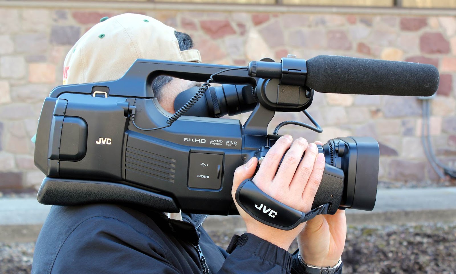 UrbanFox.TV Blog JVC GYHM70 shoulder camera