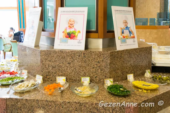 haşlanmış sebzeler ve etler bulunan bebek büfesi, Hilton Dalaman Sarıgerme otel